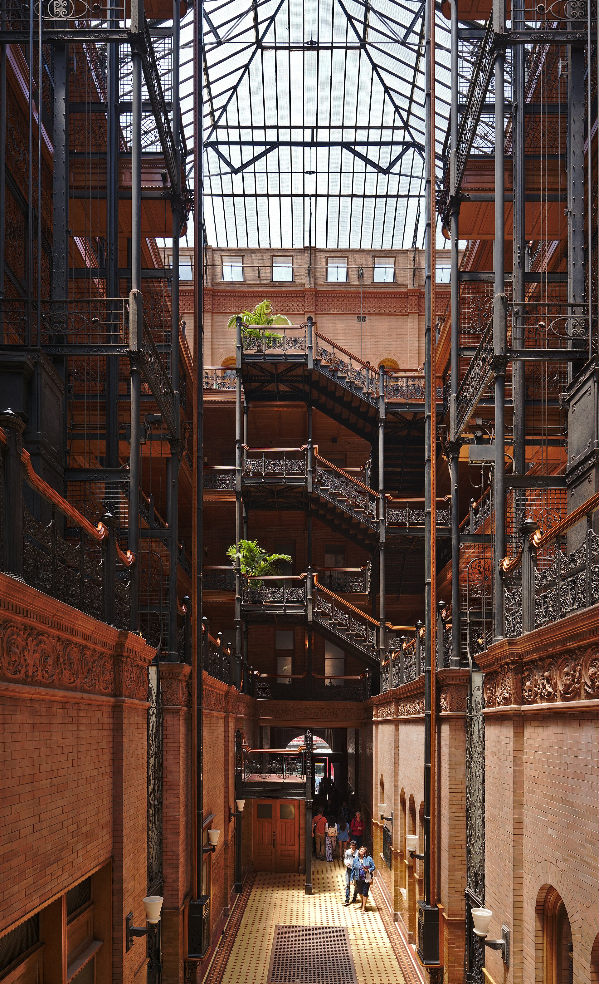Bradbury Building 的采光中庭与铸铁楼梯
