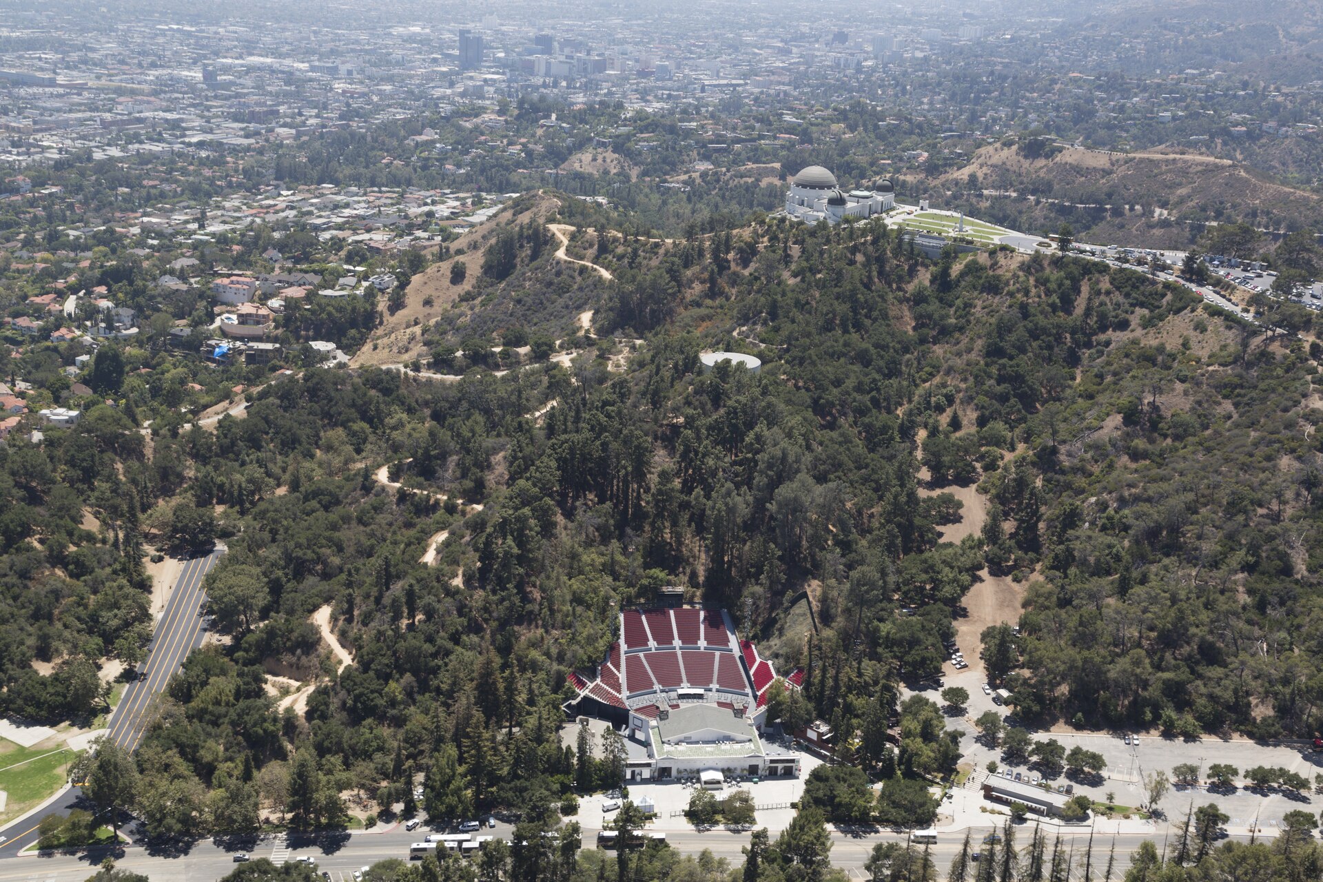 山顶上的 Griffith Observatory 与周围公园