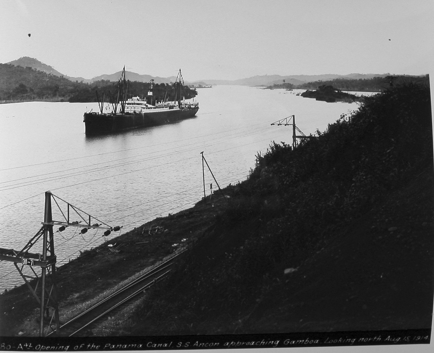 1914年8月15日，安孔号（SS Ancon）驶向Gamboa；这是运河开通日的历史照片。