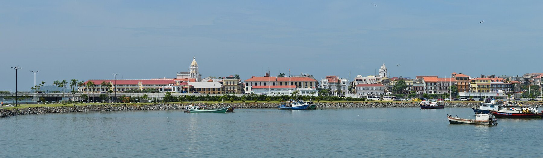Casco Antiguo老城与海滨建筑的全景。