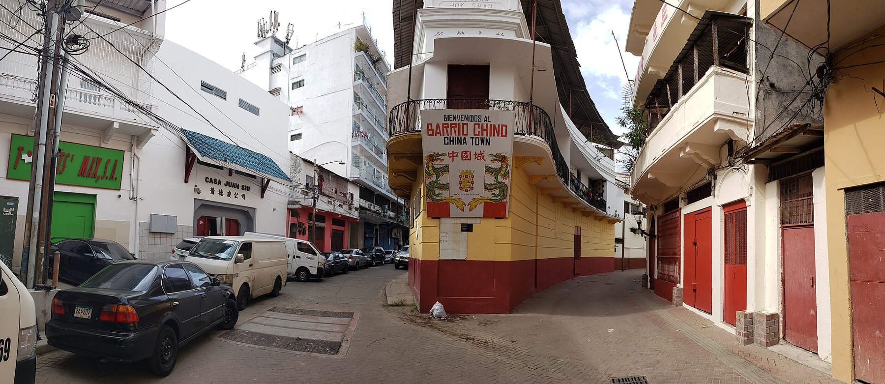 巴拿马城老唐人街Calle Carlos A. Mendoza的街景与标识。