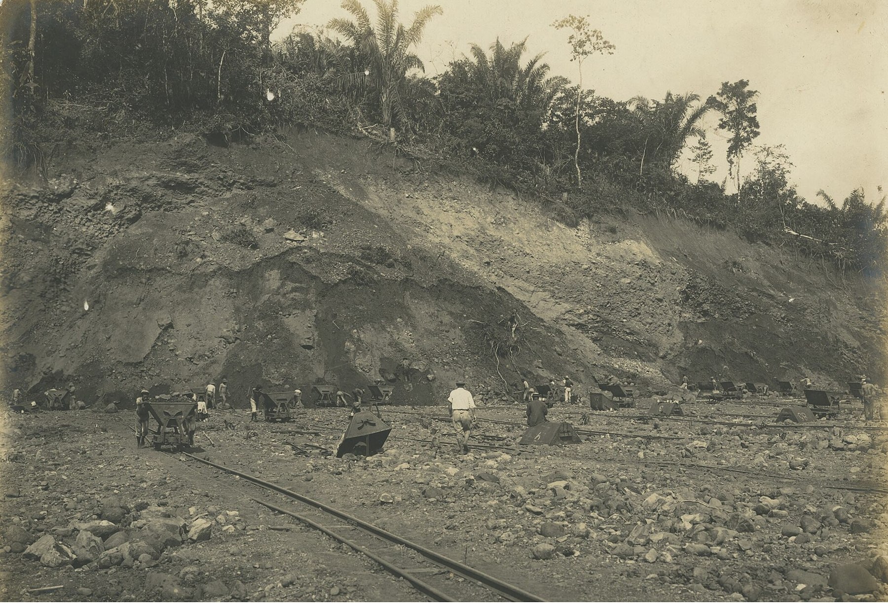 1910年6月，Bohio附近的运河工人使用法国时期的Decauville推车与可移动窄轨。