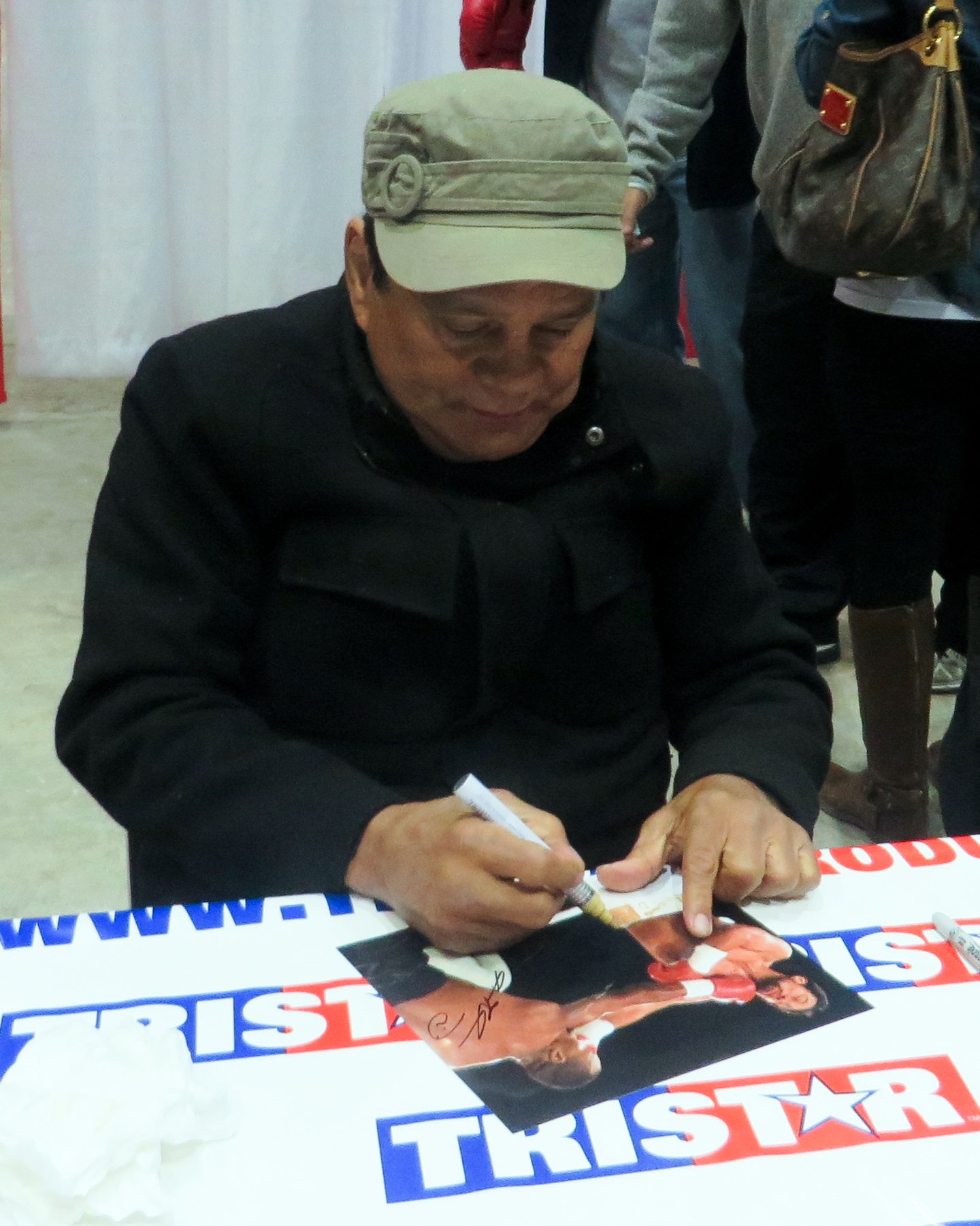 拳击名将罗伯托·杜兰（Roberto Durán）在2014年休斯敦体育收藏活动上签名。