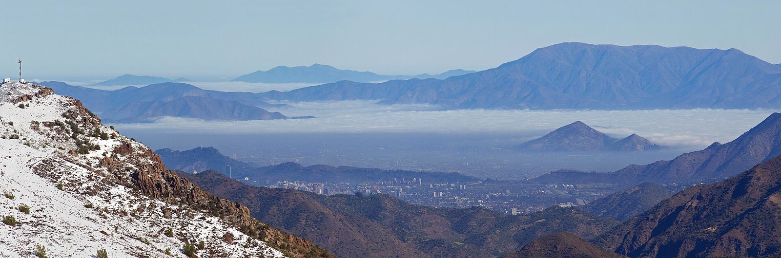 安第斯雪线下的圣地亚哥全景