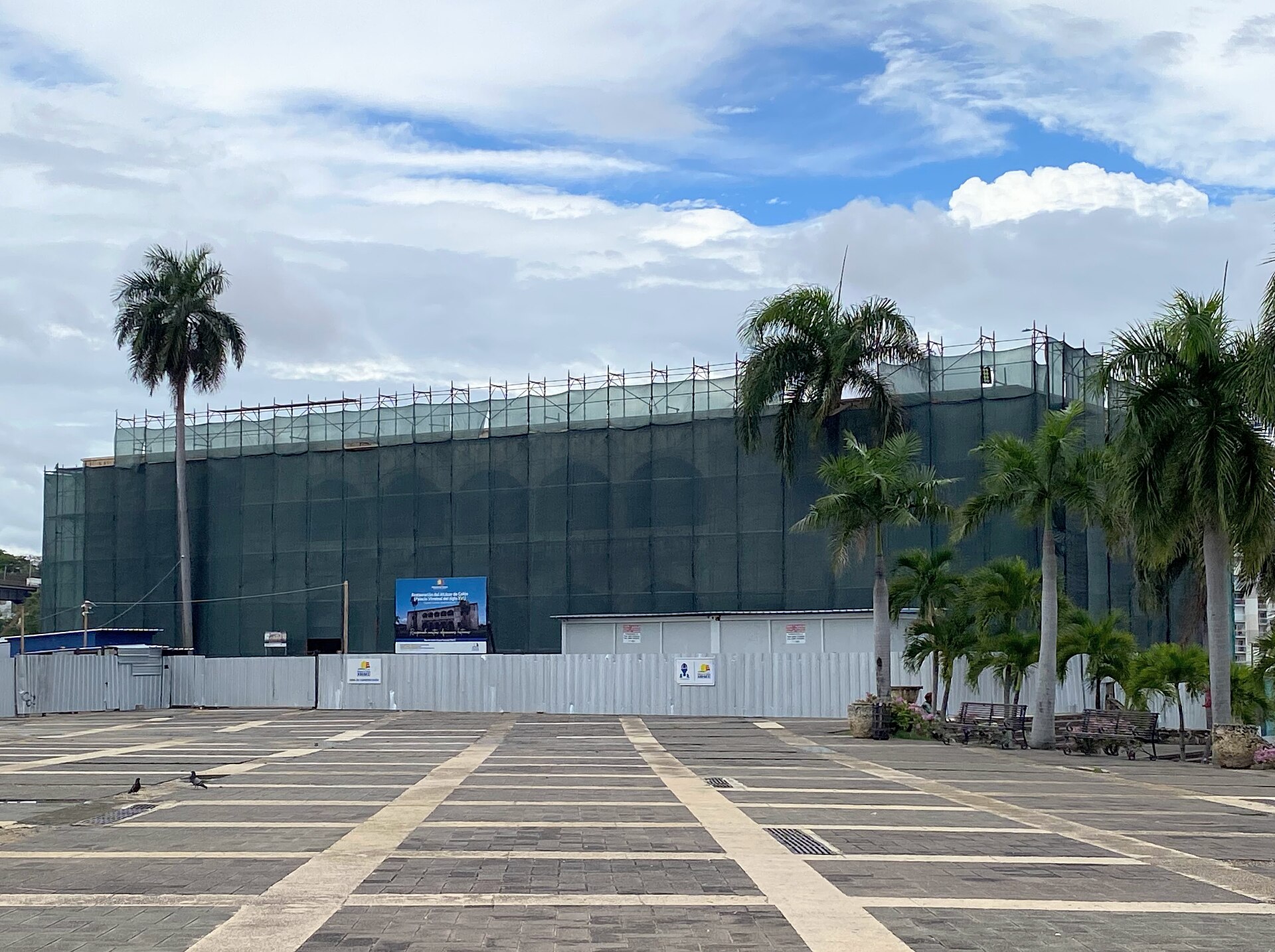 Plaza de España 与哥伦布宫拱廊