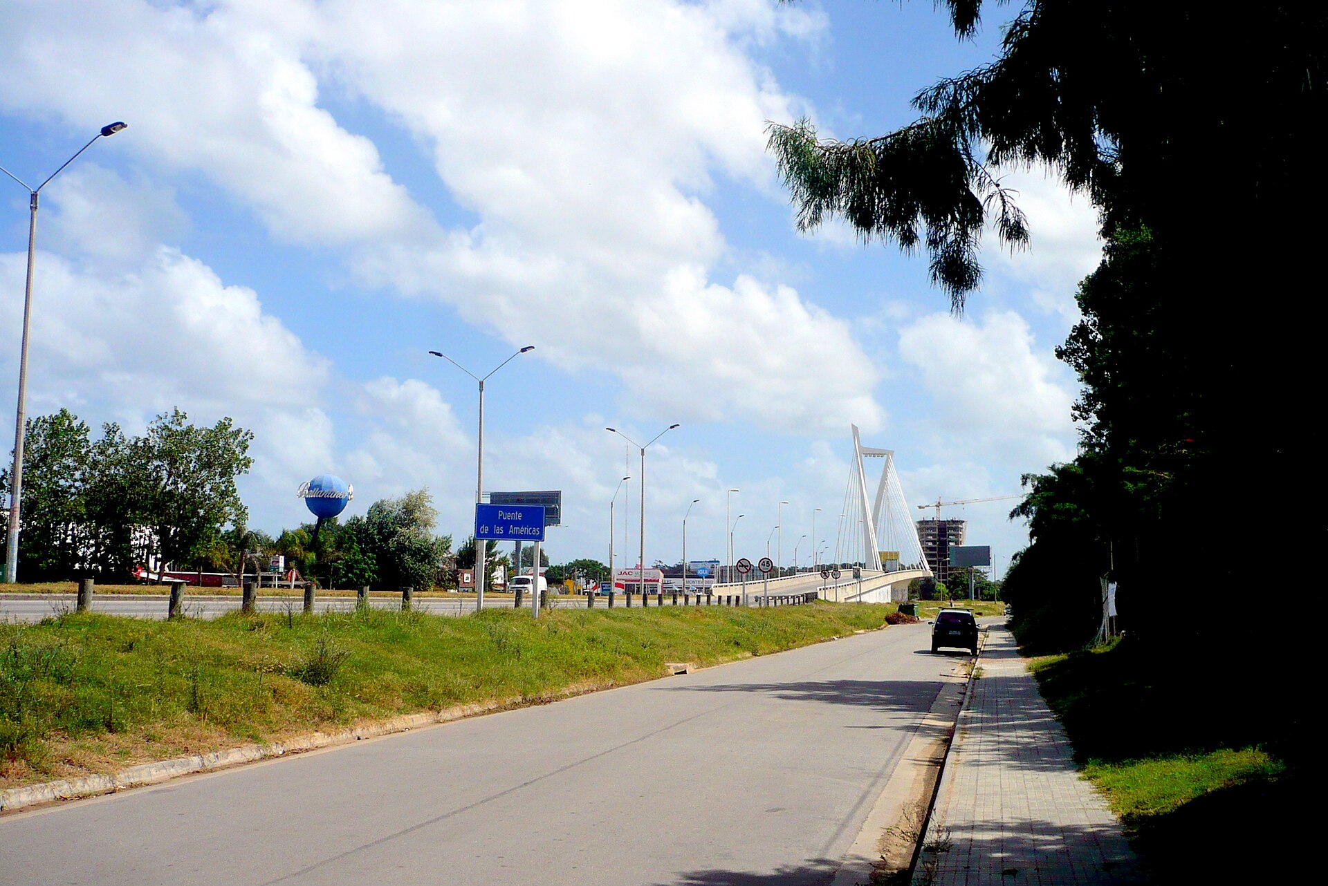 Puente de las Américas 斜拉桥与路牌