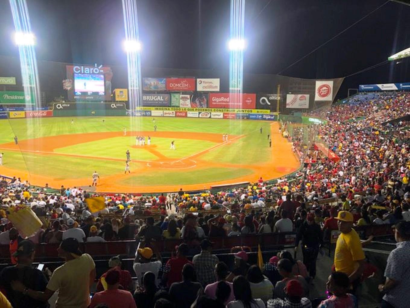 基斯克亚球场(1955 年启用,今名 Estadio Quisqueya Juan Marichal):虎队与狮子队共用