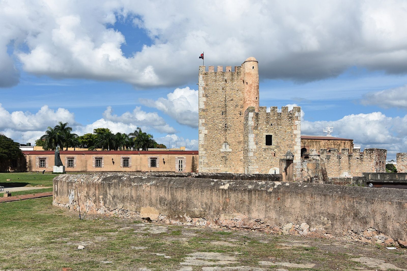 奥萨马要塞(1502–1508):美洲现存最古老的欧洲军事建筑,主塔曾长期是全城最高的石头建筑。