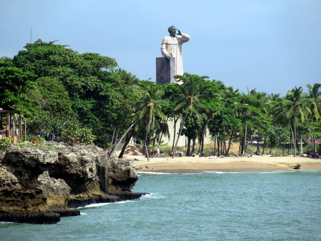 海滨大道上的蒙特西诺斯神父纪念像,纪念 1511 年那场「你们凭什么把印第安人当牛马」的布道。