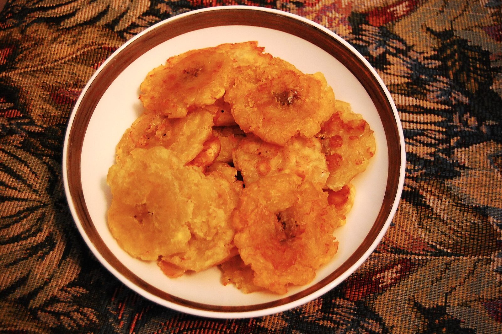 炸大蕉片(tostones):几乎出现在每一张桌子上。