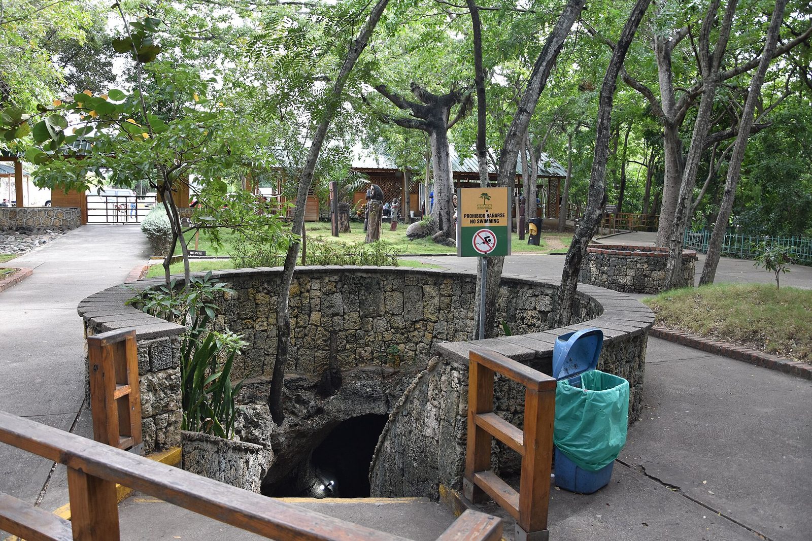三眼洞国家公园:露天石灰岩溶洞里的三个湖,泰诺人曾在此举行仪式。